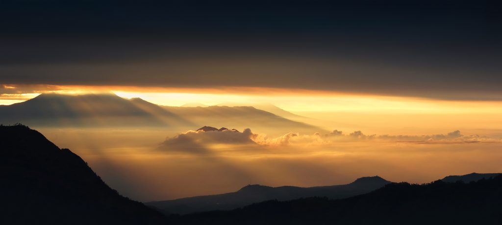 Indonezja / Jawa, wschód słońca w drodze na szczyt wulkanu Ijen